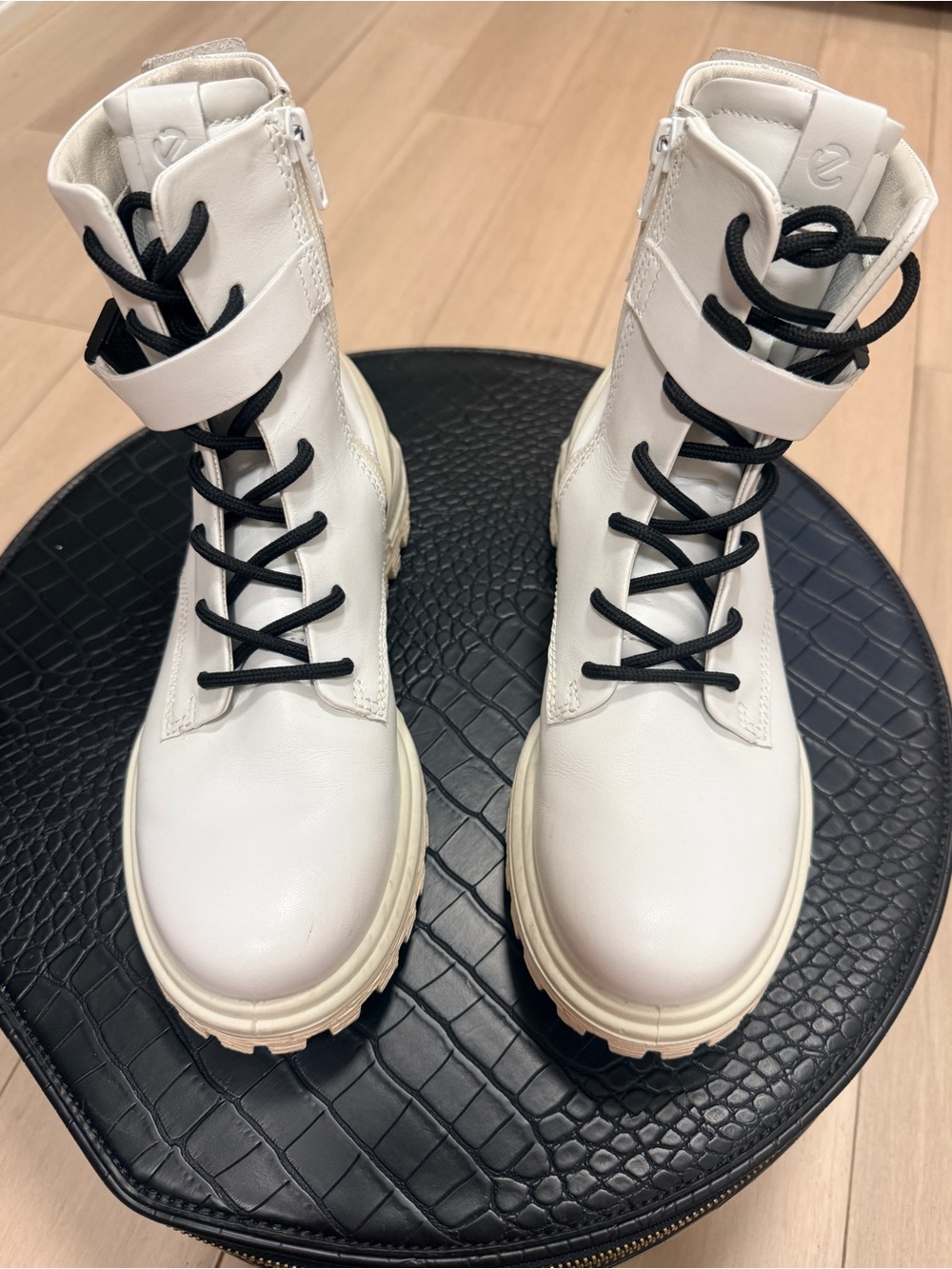 Ecco white Boots with Black Laces